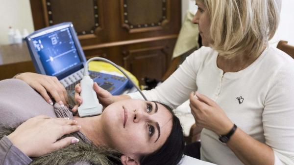 Nyaki ütőér ultrahangos vizsgálata stroke szűrés során (MTI fotó: Ujvári Sándor)