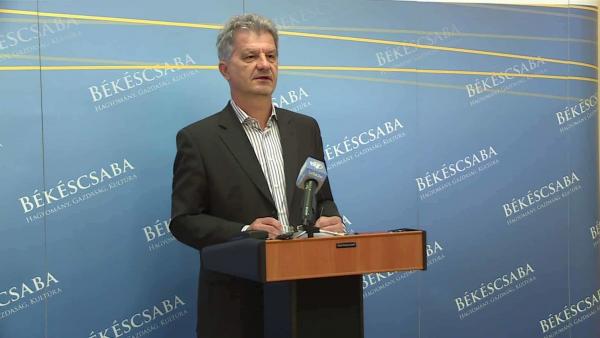 Szarvas Péter hétfőn tartott sajtótájékoztatóján jelentette be, hogy rendkívüli közgyűlést hív össze a városgazdálkodási cég megalapítása miatt (Fotó: Kovács Dénes)