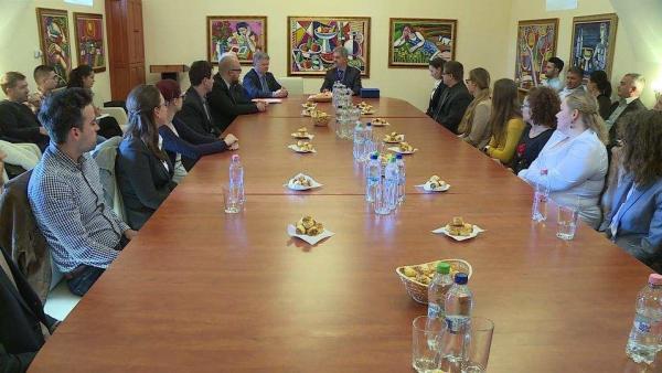 Eddig összesen 40 fiatalt támogatott az önkormányzat az elmúlt közel három évben. Pénteken további négy hallgatói ösztöndíj szerződést és tizenöt életkezdési támogatási megállapodást írtak alá az érintettek. Fotó: Ujházi György