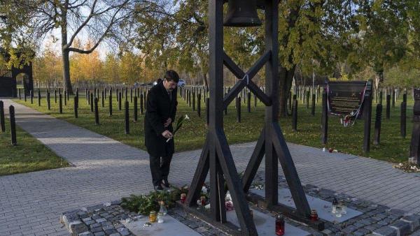 Budapest, 2017. november 4.
Áder János köztársasági elnök lerója kegyeletét az 1956-os forradalom és szabadságharc áldozatai elõtt és virágot helyez el a Rákoskeresztúri új köztemetõben a forradalom leverésének és a szovjet csapatok bevonulásának 61. évfo