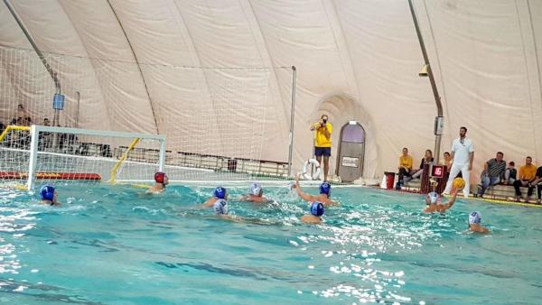 A fehér sapkás hazaiak küzdöttek, de kikaptak a rangadón (Fotó: VD)