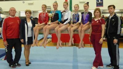 A csabai versenyzők, köztük a Kanyó Éva Kupa-győztes Szujó Dorka (trófeával) és edzőik (Fotó: Magyar Torna Szövetség)