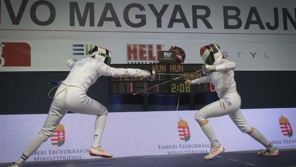 Izgalmas fináléban maradtak alul a csabaiak, a képen Petri Renáta (balról) és Gnám Tamara vív egymással (Fotó: Magyar Vívó Szövetség)