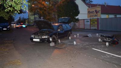 Személygépkocsi és egy motorkerékpáros ütközött össze Orosházán, mindkét járművezető megsérült. Fotó forrás: police.hu