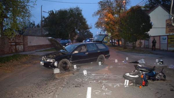 Személygépkocsi és egy motorkerékpáros ütközött össze Orosházán, mindkét járművezető megsérült. Fotó forrás: police.hu