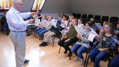 Sapszon Ferenc tanár úr tartott próbát a csabai iskola énekkarosai számára