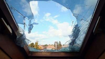 Így nézett ki a mezőkovácsházi könyvtár tetőablaka a betörés után. Forrás: police.hu