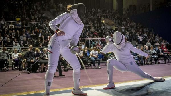 Dékány Kinga (balra) és Borsody Emma vívta a felnőtt magyar bajnoki döntőt a telt házas Gerevich Aladár Nemzeti Sportcsarnokban (fotó: Magyar Vívó Szövetség)