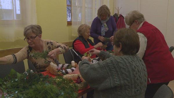 Az egyesületnél már négy éve hagyomány, hogy az adventi időszak előtt a tagok egy klubdélutánon elkészíthetik saját adventi koszorúikat. Fotó: Tóth Áron