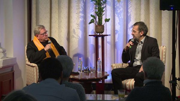 Kadelka László Kutyej Pállal tereferélt december 1-én, a Művész Kávéházban. Fotó: Kugyelka Attila