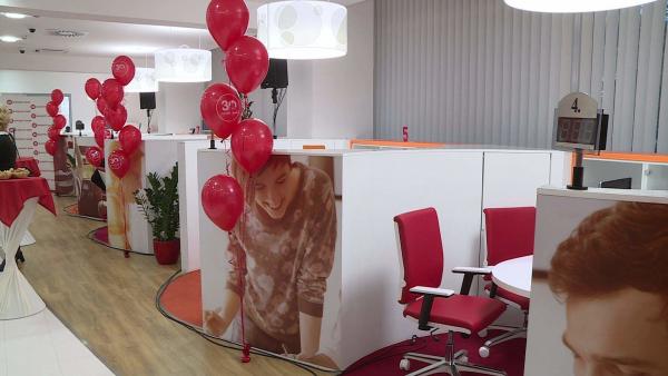 Az új bankfiók tágasabb ügyféltérrel, barátságos hangulatú, modern belső kialakítással, diszkrétebb ügyintézést biztosító ügyfélpultokkal várja meglévő és leendő ügyfeleit a korábbinál frekventáltabb, még könnyebben megközelíthető helyszínen. Fotó: Ujházi