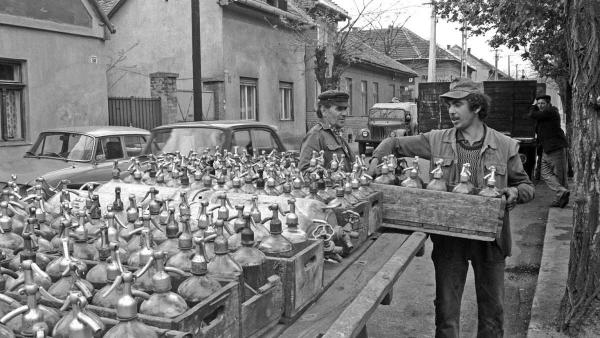 Thuróczy Gyula szódás Rákospalotán 10 éve készíti a szikvizet. Az egyszemélyes üzemben 100 évvel ezelőtt is szódát gyártottak a kézi meghajtású gépen, 1982-ben naponta 4-500 literes üveget töltött meg a mester (MTI-fotó: E. Várkonyi Péter)