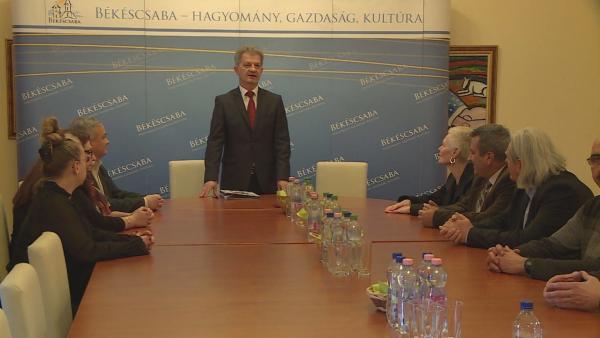 Az AUT-Pont Autista Gyermekekért és Fiatalokért Alapítvány, a Béthel Alapítvány, az Egyensúly AE Egyesület, a Mentálhigiénés Egyesület, a MI-ÉRTÜNK Prevenciós és Segítő Egyesület és a Mozgáskorlátozottak Békés Megyei Egyesületének képviselőivel Szarvas Pé