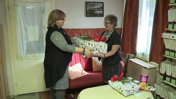 Bátori Zsuzsanna (j.) Varga Évának (b.) adja át a több mint száz darabból álló adományt jelképező csomagot. Fotó: Ujházi György
