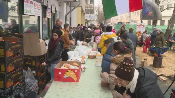 A 600 adag meleg ételt, 600 kg narancsot, 200 kg banánt, almát és szaloncukrot osztanak szét, valamint meleg ruhát is kapnak a rászorulók, minden évben december 23-án. Fotó: Kugyelka Attila