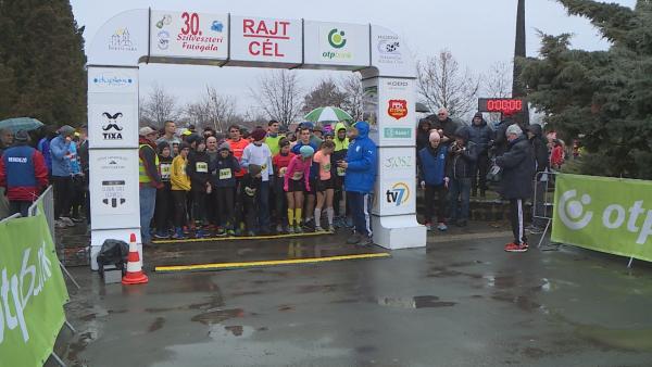 2017. utolsó napján a szűnni nem akaró eső sem tántorította el a sportolókat, mintegy 750-en álltak rajthoz a 30. Szilveszteri Futógálán. Fotó: Kugyelka Attila