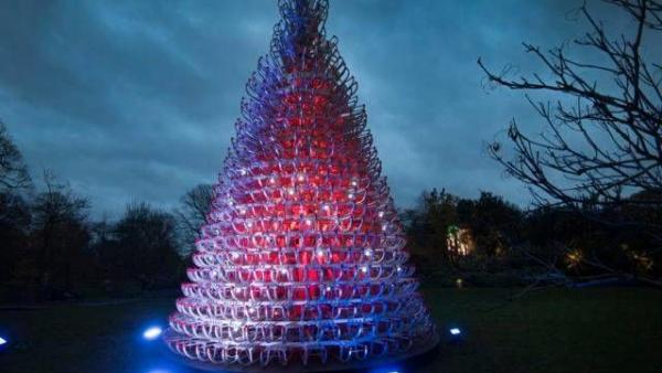 A Hello Wood csapatának szánkókból készült karácsonyfája (fotó: Trash Art Hungary)