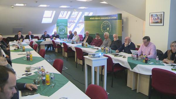 A Békés Megyei Kereskedelmi és Iparkamara elnökségi ülésén a Békés Megyei Kormányhivatal képviselői is részt vettek, ugyanis idén már közös cselekvési tervet készítettek a foglalkoztatás elősegítésére. A két szervezet jövőre is együtt működik majd. Fotó: 