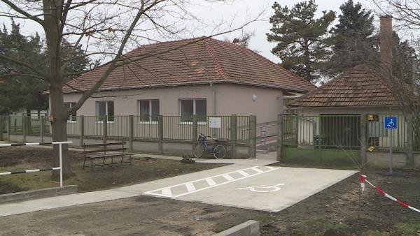 Az elmúlt hónapokban a 40 millió forintos támogatásnak köszönhetően az épületet teljesen rendbehozták – homlokzatát hőszigetelték, kicserélték a nyílászárókat és a fűtésrendszerét is korszerűsítették. Fotó: Tóth Áron