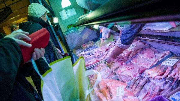 Halárusítás a fővárosi Központi Vásárcsarnokban (MTI-fotó: Balogh Zoltán)