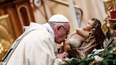 Ferenc pápa megcsókolja a gyermek Jézus szobrát a vízkereszt ünnepe alkalmából tartott szentmisén a vatikáni Szent Péter-bazilikában (MTI/EPA/Giuseppe Lami)