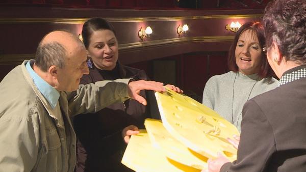 A narrált előadást egy közel negyven perces kulisszabejárás előzi meg, ahol a látássérült közönség kézbe veheti és megtapinthatja a kellékeket, a jelmezt és a díszletet is. Fotó: Tóth Áron