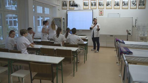 Az ápolóknak a végzős évfolyamon eddig nem volt semmilyen ösztöndíj lehetőségük. Ezen változtat az Állami Egészségügyi Ellátó Központ programja. Fotó: Kugyelka Attila