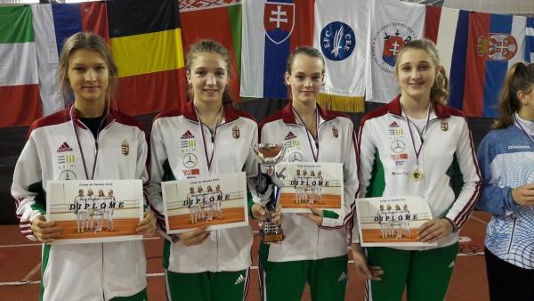 A magyar csapat Dékány Kingával (balról a második) a soraiban nyerte meg a pozsonyi versenyt (Fotó: Alföld Vívó Akadémia)