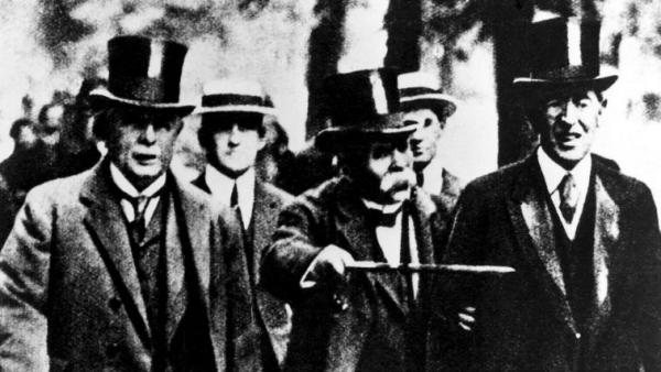 Lloyd George, Clemenceau és Wilson mennek 1919. május 7-én a versailles-i Trianon palota felé, ahol ezen a napon kezdték meg a versailles-i békeszerződés tárgyalását. MTI Külföldi Képszolgálat