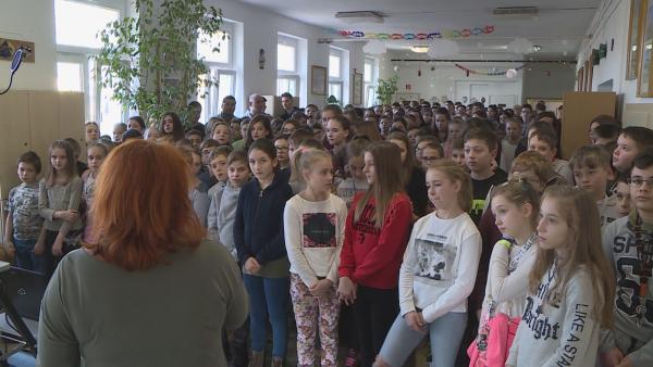 Az iskola felső tagozatos tanulói 2014. óta minden évben - az internetes közvetítés segítségével - együtt szavalják el a Himnusz első versszakát több százezer hazai és határon túli diáktársukkal. Fotó: Kugyelka Attila