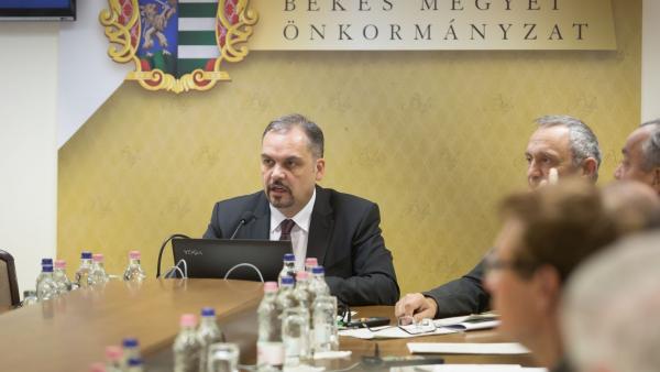 A Békés Megyei Önkormányzat Közgyűlése határozatban foglalat állást a Soros-terv és a bevándorlást szervező Soros-szervezetekkel szemeben. 
Fotó forrás: Békés Megyei Önkormányzat