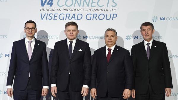 Mateusz Morawiecki lengyel, Robert Fico szlovák és Orbán Viktor magyar kormányfõ, valamint Andrej Babis cseh ügyvivõ miniszterelnök (b-j) a visegrádi országok  kormányfőinek találkozóján Budapesten (MTI fotó: Koszticsák Szilárd)