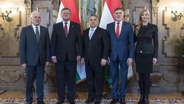 Orbán Viktor miniszterelnök (k) fogadja Aleksandar Boricicot az Európai Röplabda Szövetség elnökét (b2), Lubor Halondát, a CEV elnökhelyettesét (b), valamint Kovács Ferencet, a Magyar Röplabda Szövetség elnökét (j2) és Szabó Tünde sportért felelős államti