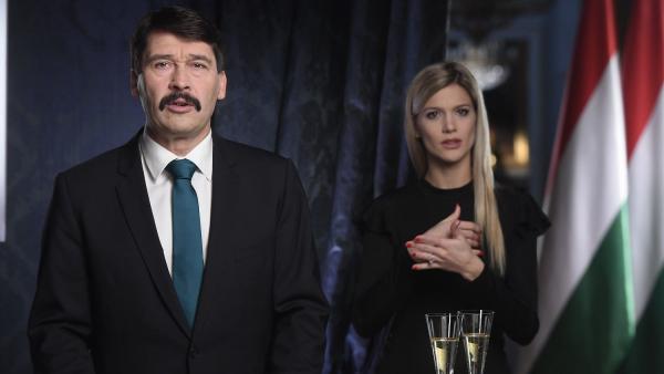 Áder János köztársasági elnök és Weisz Fanni jeltolmács az államfõ újévi köszöntőjének  felvételén (MTI fotó: Kovács Tamás)