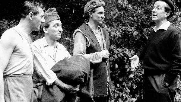 Fábri Zoltán rendező (j1) Szilágyi Gyula labdarúgónak magyarázza az egyik jelenetet a Két félidő a pokolban című új magyar film forgatásának első napján a visegrádi erdőben. A jelenet szereplői még Sinkovits Imre (b1) és Gera Zoltán (b2). A filmet írta Ba