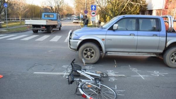 Békéscsabán egy kerékpáros nő hajtott neki egy személyautónak (Fotó: police.hu)