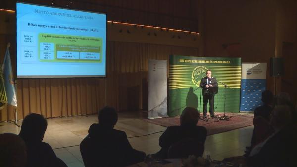 dr. Kovács Tamás, a NAV békés megyei igazgatóságának vezetője mutatta be a TOP 100 megyei vállalkozást. Fotó: Kugyelka Attila