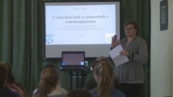 A Munkácsy Emlékház történésze az 1848-49 forradalom és szabadságharc eseményeiről és helyi vonatkozásairól beszélt a fiataloknak a Helytörténeti Szabadegyetem e heti előadásán. Fotó: Kugyelka Attila