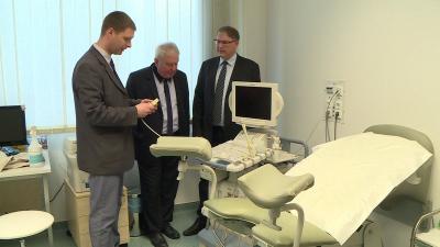 Debreczeni Lajos ügyvezető (balra) a cserére szoruló berendezést mutatja Kovács József országgyűlési képviselőnek (középen) és Mokán István polgármesternek