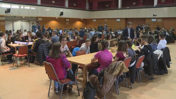 Az iskolán kívüli tannapra tizennégy intézményből érkeztek diákcsoportok, akik ezen a napon megismerkedhettek egymással és a város különböző oktatási intézményeivel. Fotó: Kugyelka Attila