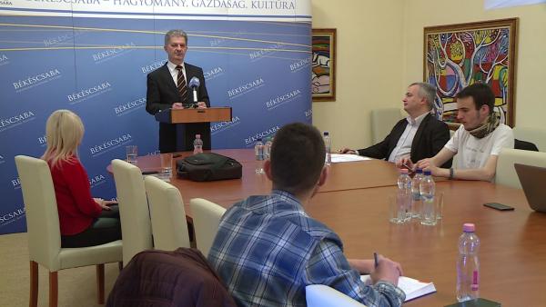 Szarvas Péter, Békéscsaba polgármestere sajtótájékoztatón értékelte a közgyűlésen hozott határozatokat az ülés másnapján. Fotó: Kovács Dénes