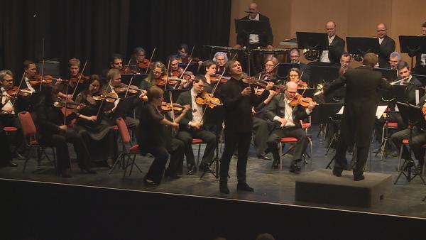 Két világhírű művész egy színpadon – Káli Gábor karmester és Szabadi Vilmos hegedűművész Békéscsabán. Fotó: Kugyelka Attila