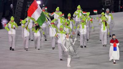 A magyar csapat bevonul a phjongcshangi téli olimpia megnyitóján a stadionba (MTI Fotó: Czeglédi Zsolt)