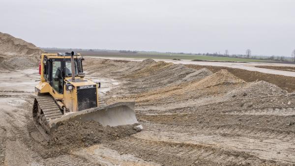 Munkagép dolgozik az épülõ M44-es gyorsforgalmi út nyomvonalán Csabacsûd közelében (MTI fotó: Rosta Tibor)