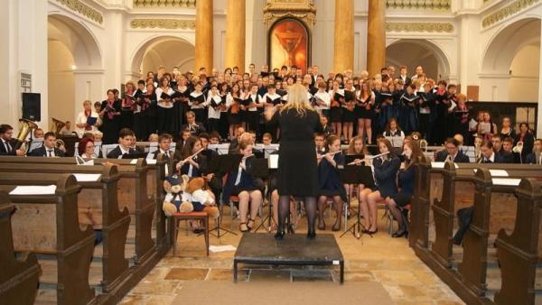 A Meridian című darab előadása az Erkel Kórusfesztiválon hét kórus tagjaival és a Körösparti Vasutas Koncert Fúvószenekarral - most még több énekest várnak (fotó: Kissné Boros Anikó)