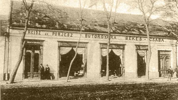 A bemutatóterem a csabai bútorgyár termékeivel egykor