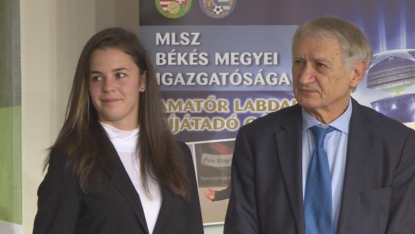 Az országos szinten egyedülálló eseményen huszonegyen kaptak elismerést, emellett az év labdarúgó települését is díjazták. Fotó: Barna Tamás