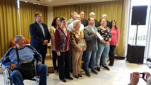 A könyv bemutatóját múlt év áprilisában tartották, képünkön középen a szerző, a kötetben szereplők körében