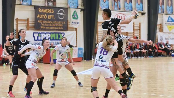 A fekete mezes Kisvárda a második félidőben jobb volt a csabaiaknál (Fotó: kisvardaikezi.hu)