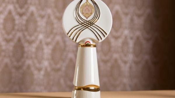 Az Érték és Minőség Nagydíj, a Hollóházi Porcelángyár Kft. által készített iparművészeti trófea (Fotó: hirado.hu)